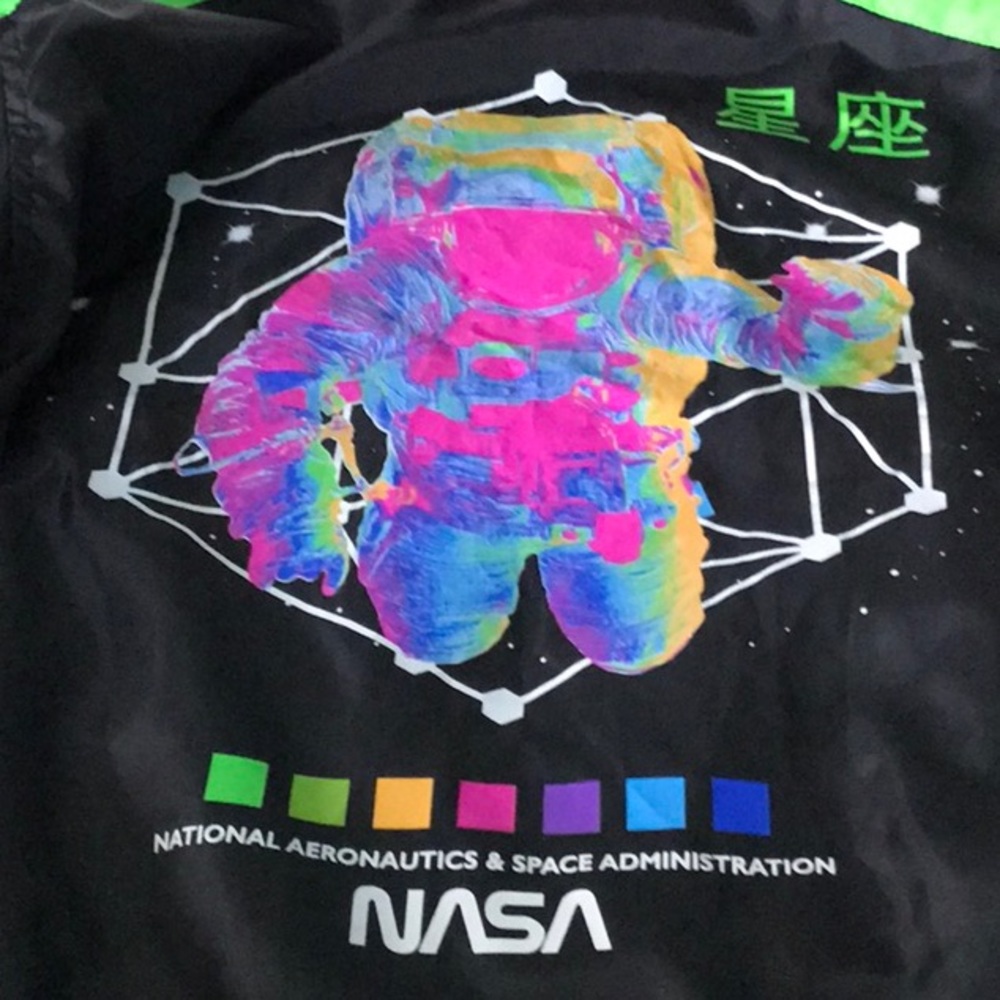 Cropped windbreaker